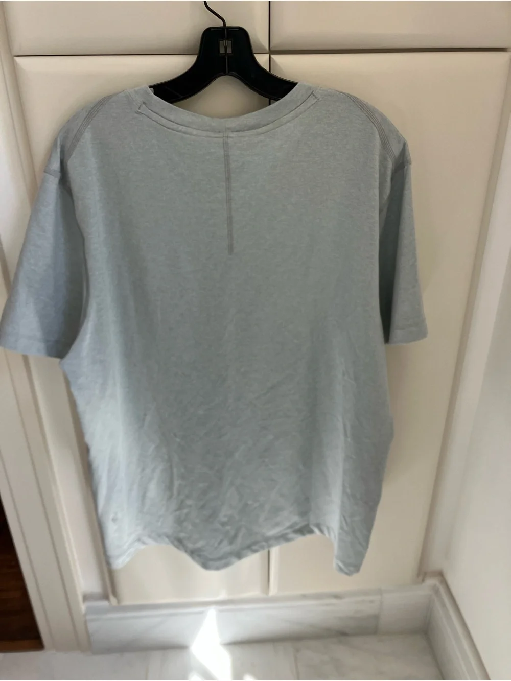 lululemon athletica men’s Heather Light Gray Crew Tee - Picture 2 of 4